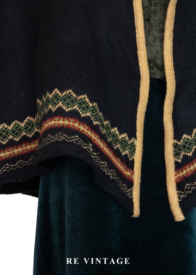 圖騰滾邊霧藍小毛球短版斗篷8