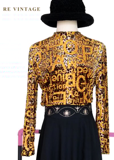 狂熱派對金豹字母絨布上衣1