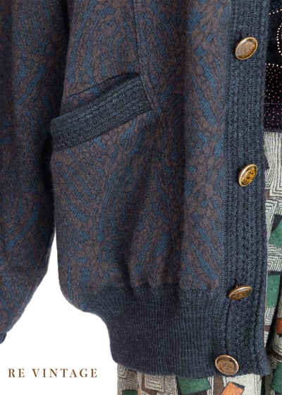 低調的綠棕色大理石紋路針織外套15