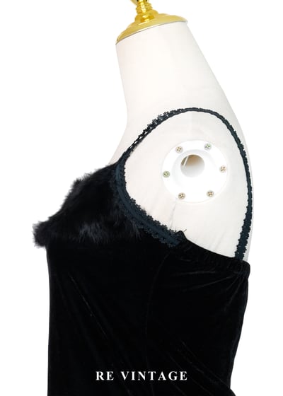 必備單品 - 魔女黑毛絨細肩帶背心7