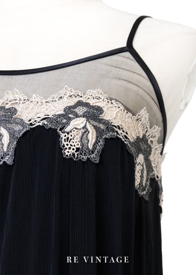 奶白花邊夢幻黑系細肩帶內搭洋裝4