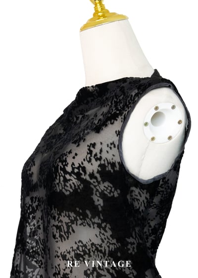 影匿森林不規則斜領透膚上衣8