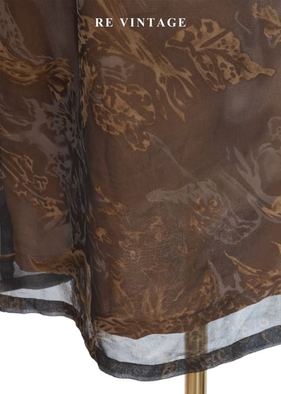 深灰紗中透著橘光抽象花朵長洋裝6