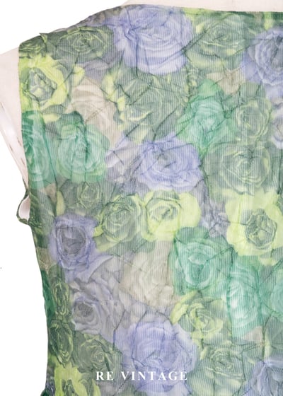 薄透柔和綠花園長洋裝15