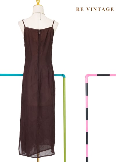 煙燻棕交錯壓印紋理細肩帶長洋裝11