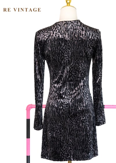 午夜獵場 - 非對稱領口抓皺豹紋迷你絨布洋裝11