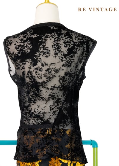 影匿森林不規則斜領透膚上衣9