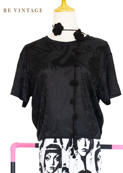 必備單品 - 極簡黑色波紋上衣1