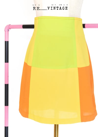 六格ＯＯＸＸ亮橘黃色短裙（26"）1
