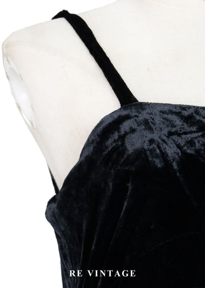 質感單品 - 低調氣質黑色絨布細肩帶洋裝6