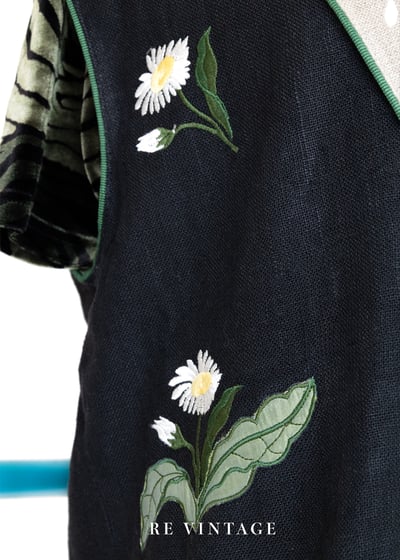 『歐洲寶物』春天小花木釦麻質感長版背心12