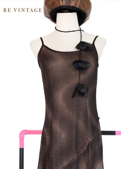 黑咖啡波紋立體拉花細肩帶長洋裝3