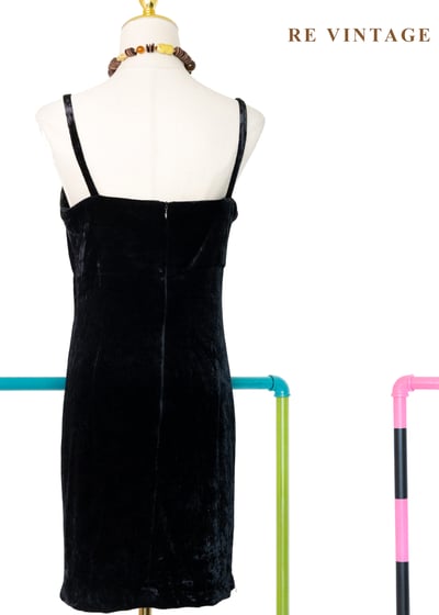 質感單品 - 低調氣質黑色絨布細肩帶洋裝8