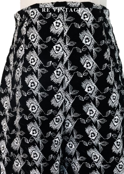 白刺繡圖騰黑系短褲（24-31"）3