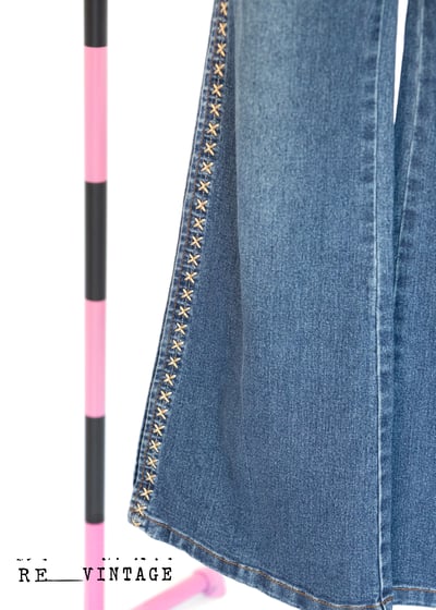 雙色小花刺繡微喇叭牛仔褲10