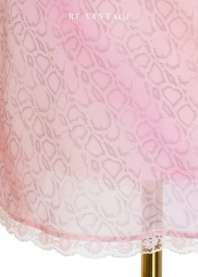 粉紅蛇紋綻放柔和垂墜領洋裝6