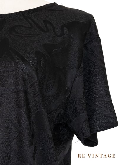 必備單品 - 極簡黑色波紋上衣5