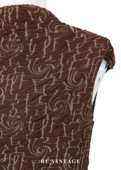 棕紅色漩渦圖騰抽繩領洋裝15