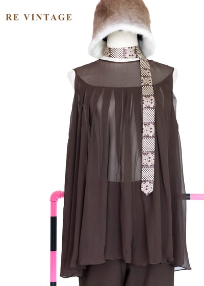 深褐流沙 - 極簡透感壓褶雪紡背心1