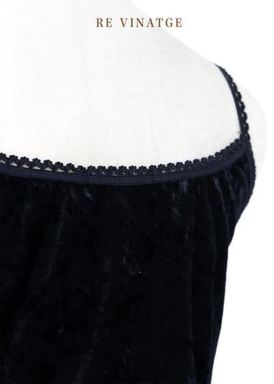 緞面與絨布拼接簡約黑色小洋裝10