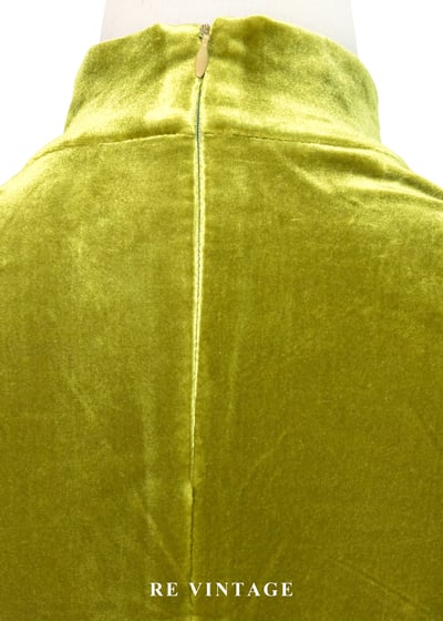 高領胸前簍空黃綠色絨布上衣10