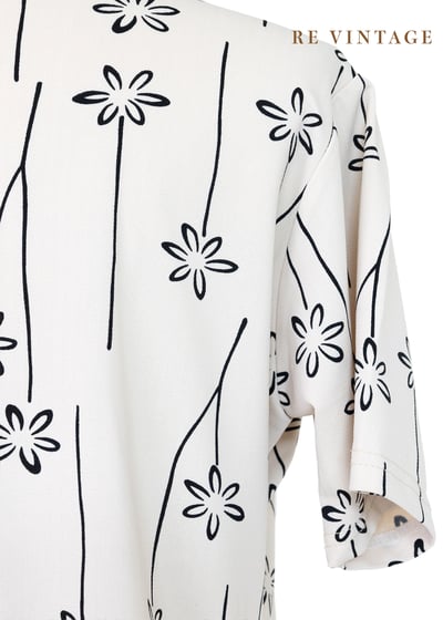 米白小黑花單隻飄飄可愛上衣10