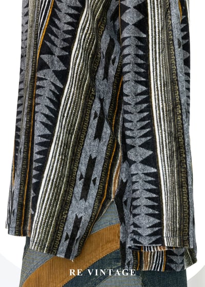 大地系圖騰線條異材絨布上衣8