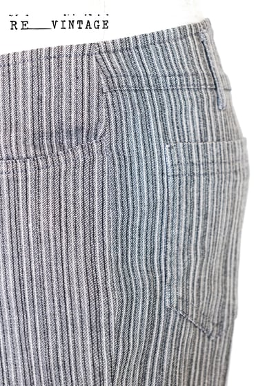 淺灰色直條紋喇叭褲5