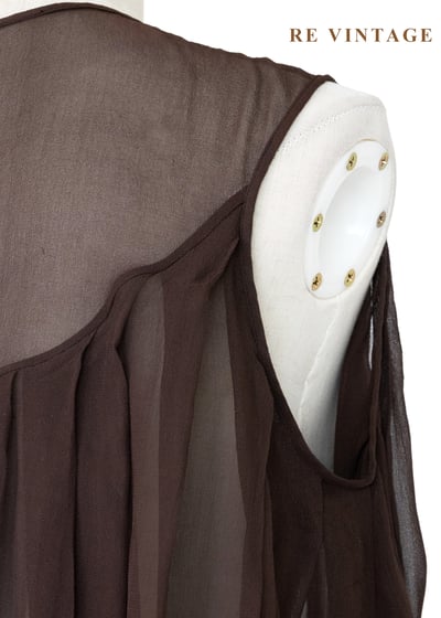 深褐流沙 - 極簡透感壓褶雪紡背心9