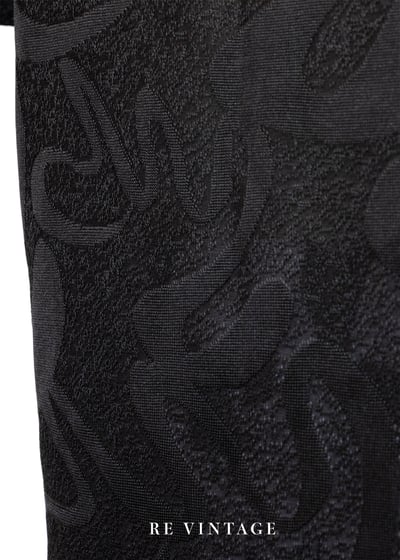 必備單品 - 極簡黑色波紋上衣9