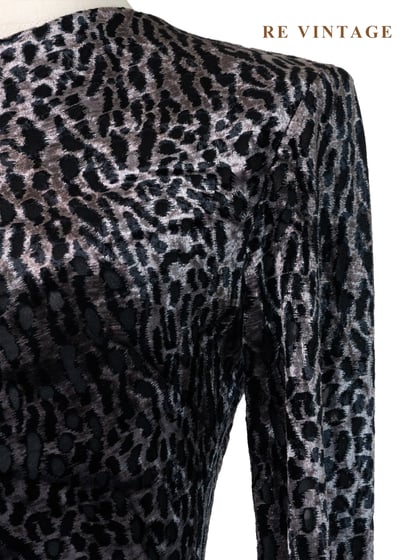 午夜獵場 - 非對稱領口抓皺豹紋迷你絨布洋裝7