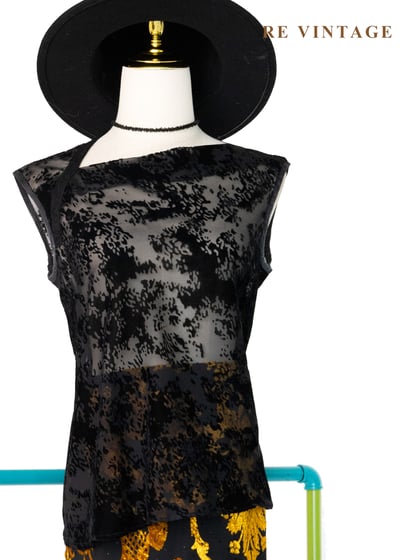 影匿森林不規則斜領透膚上衣6