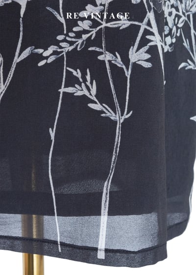 浪漫的白色野花深灰短洋裝8