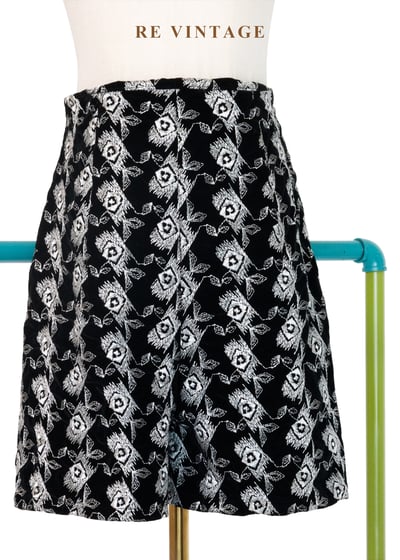 白刺繡圖騰黑系短褲（24-31"）1