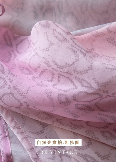 粉紅蛇紋綻放柔和垂墜領洋裝16