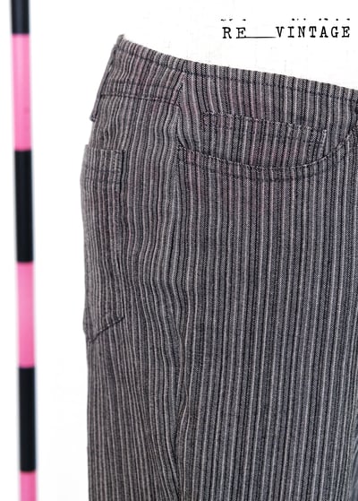 淺灰色直條紋喇叭褲10