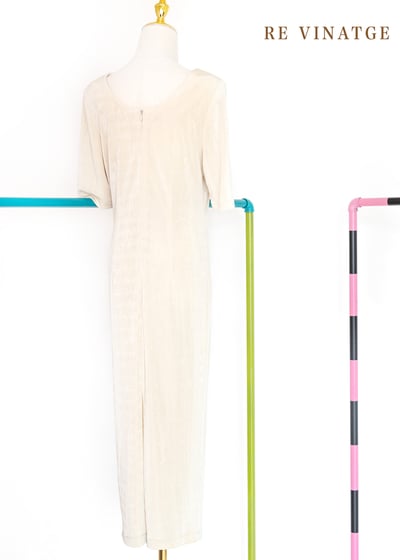 垂墜感超美的米黃色彈性長洋裝4