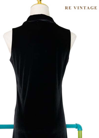 貴族學院端莊的黑絨無袖洋裝10