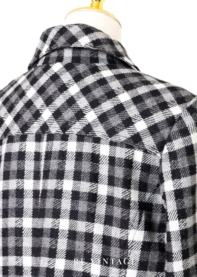 散發可愛氣質的黑灰色格紋毛料西裝外套9