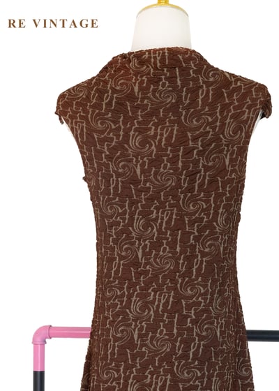 棕紅色漩渦圖騰抽繩領洋裝13