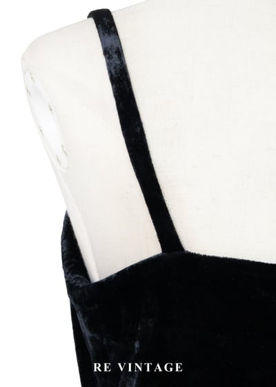 質感單品 - 低調氣質黑色絨布細肩帶洋裝9