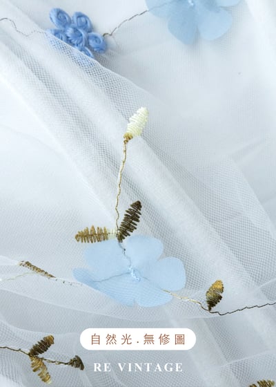 雲朵上的藍色花卉網紗平口背心10