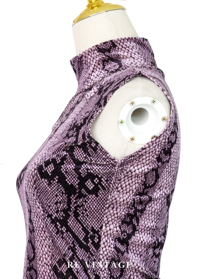 紫光蛇紋冷冽高領簍空絨布背心8