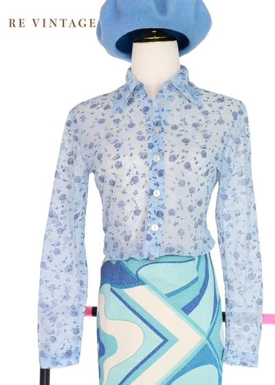 淡藍冰霜小花透膚上衣1