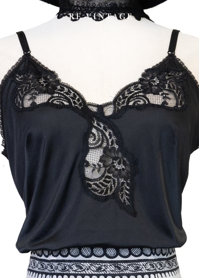 黑系花朵簍空細肩帶小背心7