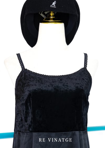 緞面與絨布拼接簡約黑色小洋裝3