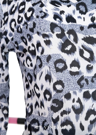 灰黑色小豹紋垂墜領上衣5