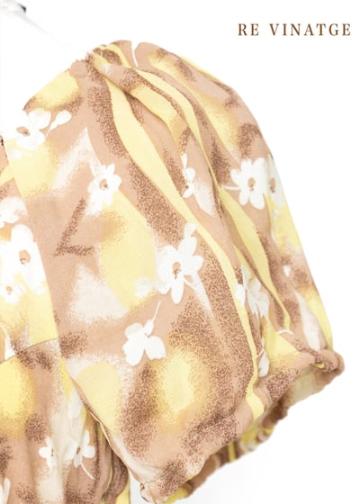 流動黃線條小白花超可愛長洋裝8