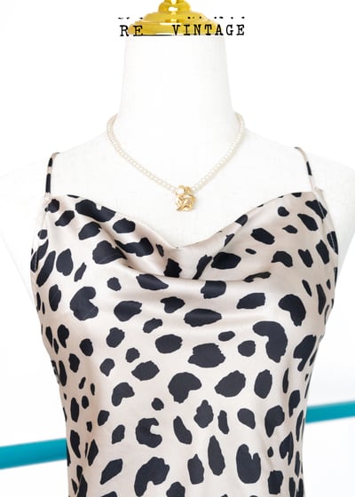 光滑小豹紋露背側邊抽皺洋裝3