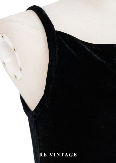 慵懶美女神黑絨細肩帶洋裝7